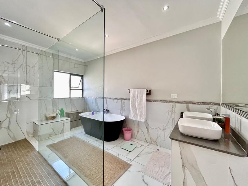 5 Bedroom Property for Sale in Xanadu North West